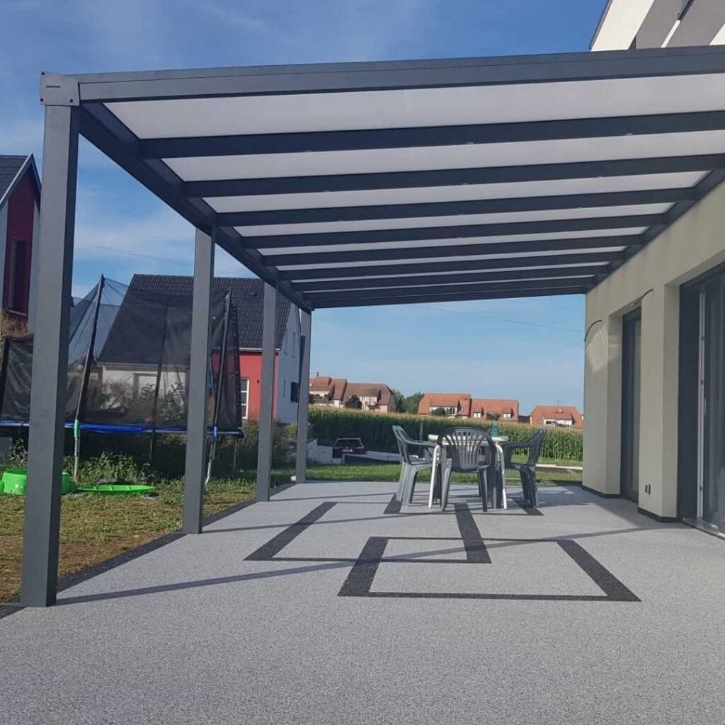 Pergola aluminium et moquette de pierre